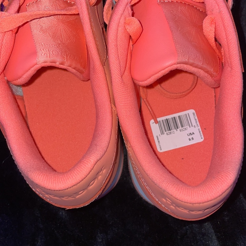Reebok Sneakers with black reebok shirt. Only shoes available. - Picture 8 of 12